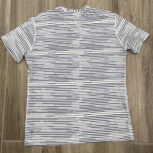 Lululemon Men’s Tee - Picture 4 of 5